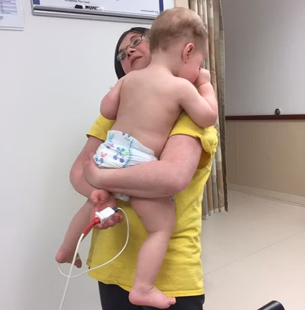 Em bé mới sinh có hơi quá... to.