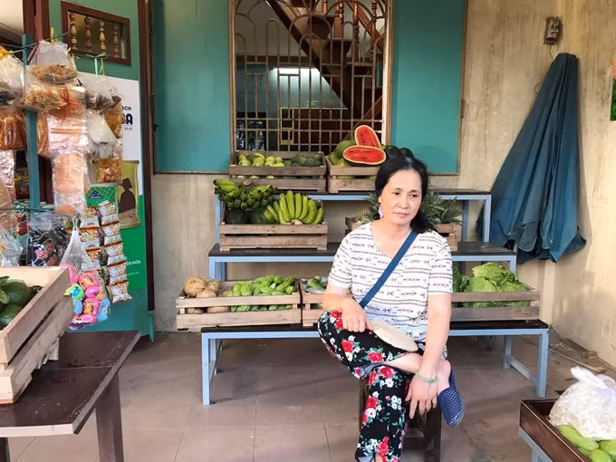 Tiệm tạp hóa của bà Bông (NSND Lan Hương) được trang trí lại từ một tiệm cà phê. Không gian này khá rộng rãi bao gồm những kệ gỗ trưng trái cây phía trước, bên cạnh có bàn ghế. Phía trong tiệm là giường ngủ, bàn ăn và bếp.