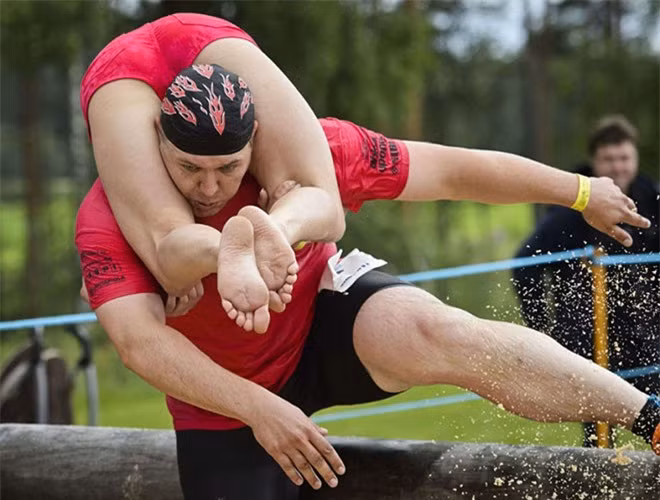 Tư thế cõng vợ Estonia (người vợ lộn ngược, quàng chân lên cổ chồng) là tư thế phổ biến nhất. Phần thưởng cho cặp đôi vô địch là một chiếc cúp lưu niệm và số bia bằng với cân nặng của người phụ nữ