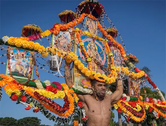 Đến ngày Thaipusam, mọi người đều mang kavadi (tạm dịch: gánh nặng) ra đường, tụ tập thành đoàn diễu hành, đi bộ đến đền thờ thần Murugan. Có khá nhiều loại kavadi. Loại đặc biệt phức tạp là vel kavadi, trông y hệt như một bàn thờ di động. Người dân tin rằng, bất cứ ai rước kavadi đến viếng thờ thần Murugan sẽ được thần ban phước lành