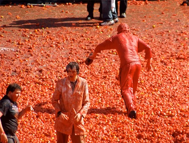 Lễ hội cà chua La Tomatina được du khách biết đến và hào hứng tham gia nhờ độ "lầy" của nó. Lễ hội diễn ra hàng năm tại thị trấn Bunol, tỉnh Valencia, Tây Ban Nha. Một số giả thuyết cho rằng, nguồn gốc lễ hội bắt nguồn từ cuộc biểu tình chống Pháp năm 1945