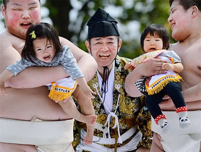 Những võ sĩ đô vật Sumo không chuyên sẽ nâng cao những đứa trẻ lên trời và làm mọi cách khiến chúng hoảng sợ phát khóc lên. Họ dùng các loại mặt nạ dữ tợn, làm đủ trò mặt xấu, hay gào vào mặt để đứa trẻ bật khóc