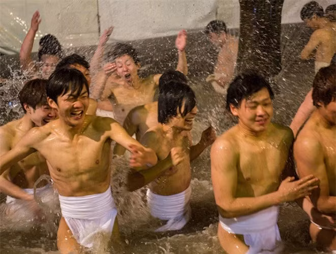 Những người đàn ông sẽ cởi trần, đóng khố và chịu đựng cái rét âm độ C ở xứ sở Phù Tang. Họ đứng chật cứng tại một đại sảnh lớn trong chùa Saidaiji để bắt chiếc gậy may mắn của một thầy tu trong chùa. Những người này còn phải nhúng chân vào bể nước lạnh cóng để tẩy trần và uống rượu sake để làm nóng tinh thần trước khi tham gia