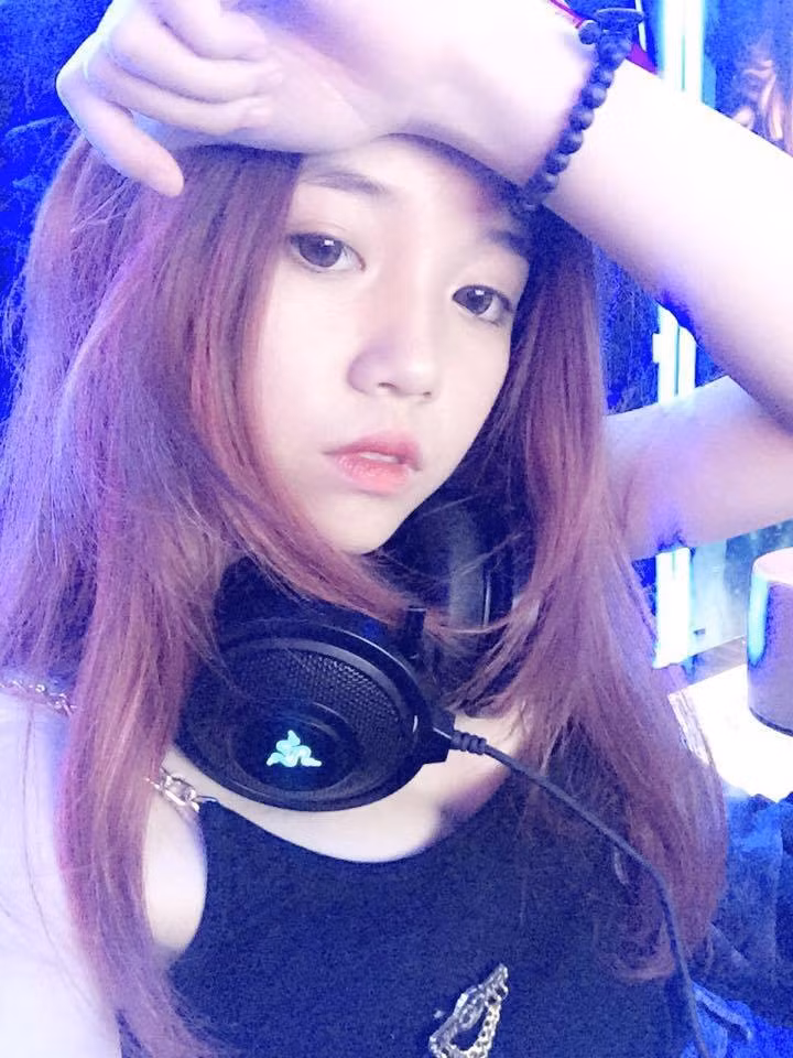 Năm 2015, Linh Ngọc Đàm trong vai game thủ đã vô địch giải Liên Minh Huyền Thoại Đông Nam Á được tổ chức tại Trung tâm Hội nghị Quốc gia. Hình ảnh xinh xắn và bắt ống kính giúp Linh Ngọc Đàm nổi tiếng từ đó. Ảnh: FBNV.