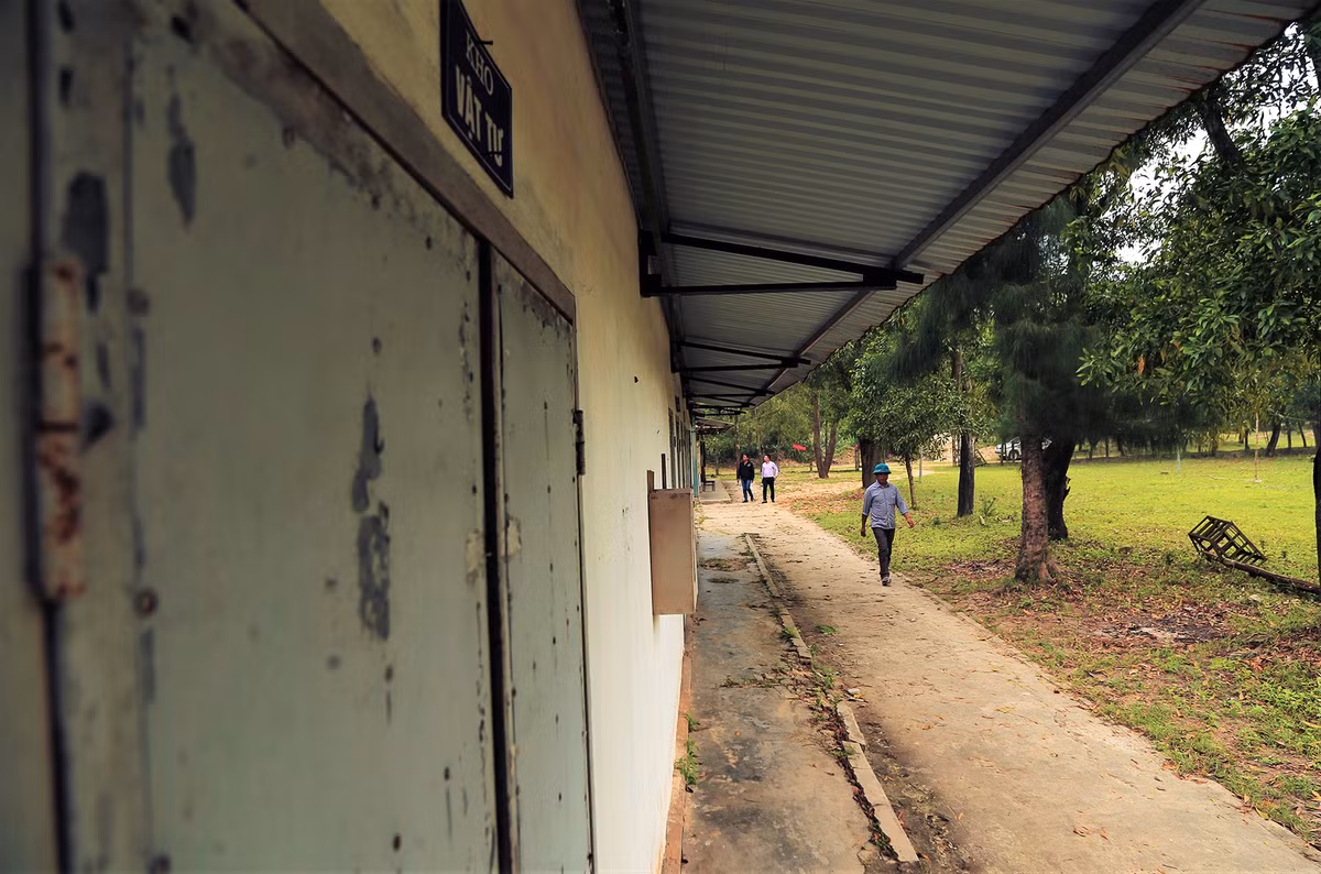 Kho vật tư, phòng trang thiết bị khóa kín.