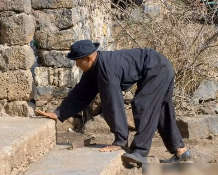 Ngoi lang ky la, khong ai biet di dung, chi co the bo bang 4 chi-Hinh-2