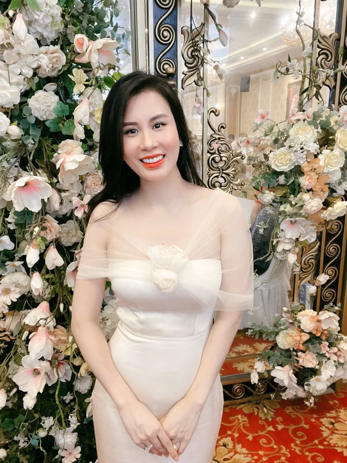 Khi được hỏi có hối hận vì quyết định lùi về phía sau chăm sóc gia đình? Ngọc Hương nhanh chóng khẳng định là không. Cô cũng dành nhiều lời 'có cánh' cho chồng, cho biết Thành Trung là người sống tình cảm, luôn hướng về gia đình.