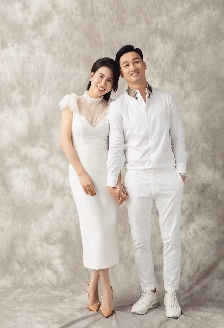 Trong dịp kỷ niệm 7 năm yêu nhau, MC Thành Trung cũng bày tỏ niềm hạnh phúc khi có một tổ ấm hạnh phúc với người vợ đảm đang cùng 2 con trai sinh đôi kháu khỉnh.
