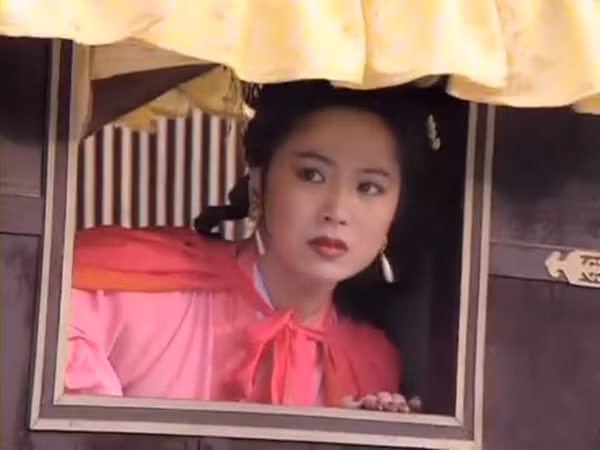  Triệu Việt vai Tôn Thượng Hương: Triệu Việt sinh năm 1965, đảm nhận vai Tôn Thượng Hương - em gái Tôn Quyền sau này được gả cho Lưu Bị. Cô sinh ra trong gia đình nghệ thuật, từ nhỏ đã học múa bale. Năm 1990, nữ diễn viên ra nước ngoài tham gia khóa đào tạo chuyên sâu ngành múa.