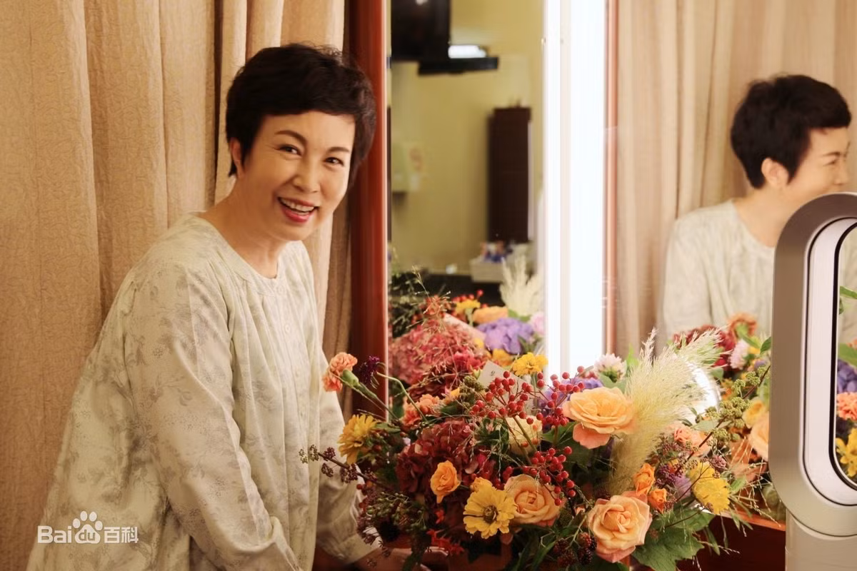 Năm 2000, nữ diễn viên giành giải Sư tử vàng lần thứ tư của giới kịch nghệ Trung Quốc. Năm 2010, Cung Lệ Quân nhận giải thưởng Lao động ngành Văn học và Nghệ thuật dành cho lừa tuổi trẻ và trung niên Bắc Kinh lần thứ V. Hiện tại, nữ diễn viên vẫn miệt mài tham gia sân khấu kịch. Bà gặt hái thành công trên sân khấu và không kết hôn.