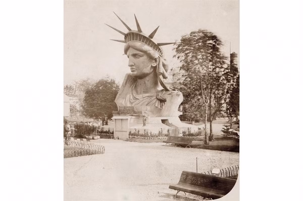 Tượng Nữ thần Tự do (Thành phố New York, Mỹ). Bức tượng nổi tiếng này đầu tiên không được đặt ở New York, thực tế nó đã được trưng bày tại Hội chợ Thế giới Paris năm 1878 (ảnh), trước khi Pháp trao cho Mỹ vào năm 1886 để kỷ niệm liên minh giữa hai nước trong cuộc Cách mạng Mỹ.
