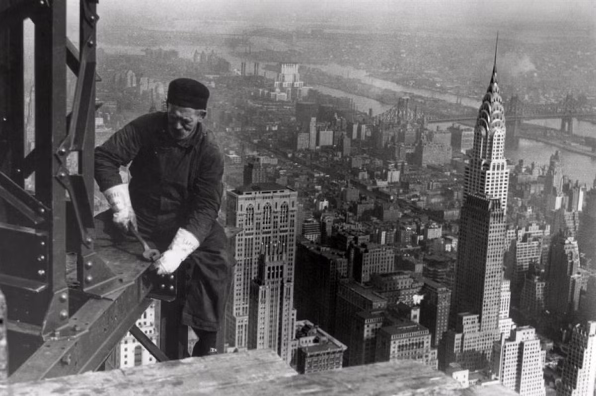 Tòa nhà Empire State (Thành phố New York, Mỹ). Hình ảnh trên là khi tòa nhà đang được xây dựng vào năm 1931. Đây là tòa nhà cao nhất thế giới cho đến những năm 1970, khi Trung tâm Thương mại Thế giới đã giành được vị trí này. 
