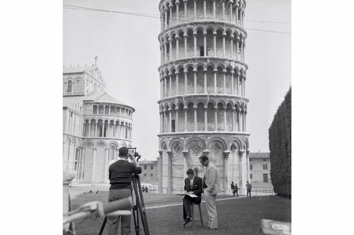 Tháp nghiêng Pisa (Florence, Italy). Trong lịch sử, Italy đã trải qua nhiều trận động đất, địa chấn có sức tàn phá lớn. Công trình tháp nghiêng Pisa này vẫn sừng sững theo thời gian sau 4 trận động đất từ thế kỷ 13. Phần đất nền chính là nguyên nhân khiến tòa tháp bị nghiêng. Nhưng nó cũng giúp cho tòa tháp sống sót qua những trận động đất lớn. Hình ảnh trên chụp vào những năm 1960 khi các nhà nghiên cứu của Viện Địa hình và Đo đạc tại Đại học Pisa thực hiện phép đo hàng năm để kiểm tra độ nghiêng của tháp./.