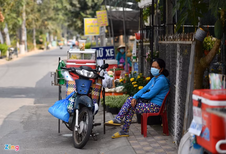 Vắng người, hàng quán dọc theo tuyến đường chính vào làng hoa lâm cảnh ế ẩm. Nhiều tiểu thương cho biết cả ngày họ không bán được gì.