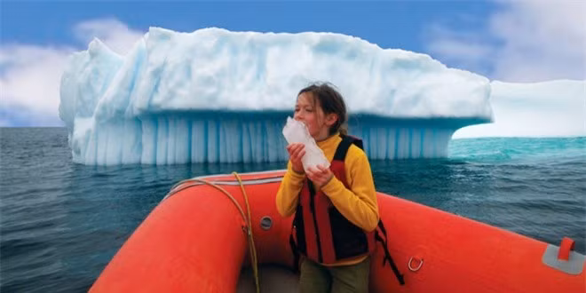 Băng trôi ở Newfoundland và Labrador: Mùa Xuân và đầu Hạ là thời điểm lý tưởng nhất để ngắm băng trôi ở đây. Từ Twillingate đến St. John’s, du khách có thể chiêm ngưỡng bằng cách đi dọc bờ biển hoặc đặt tour đi thuyền, kayak. Ảnh: Linkum Tours. 