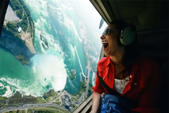 Thác Niagara, Ontario: Đây là một trong những thác nước hùng vĩ nhất thế giới. Trong ảnh là ngọn thác Horseshoe nhìn từ trên cao, ở biên giới Mỹ - Canada. Ảnh: Destination Canada.