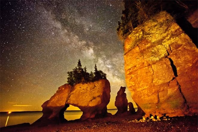 Bay of Fundy, New Brunswick: Đây là nơi có những ngọn thủy triều cao nhất Trái Đất với 100 tỷ tấn nước biển lưu thông ở vịnh mỗi ngày. Ảnh: Destination Canada.