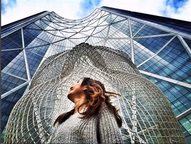 Tượng Wonderland ở Calgary: The Bow ở trung tâm Calgary là tòa nhà cao nhất trong thành phố và cao thứ hai ở Canada ngoài Toronto. Bên ngoài tòa nhà có tượng đầu một cô gái trẻ cao 12m, được uốn bằng dây thép, hoàn thành năm 2013. Ảnh: marikitjen.