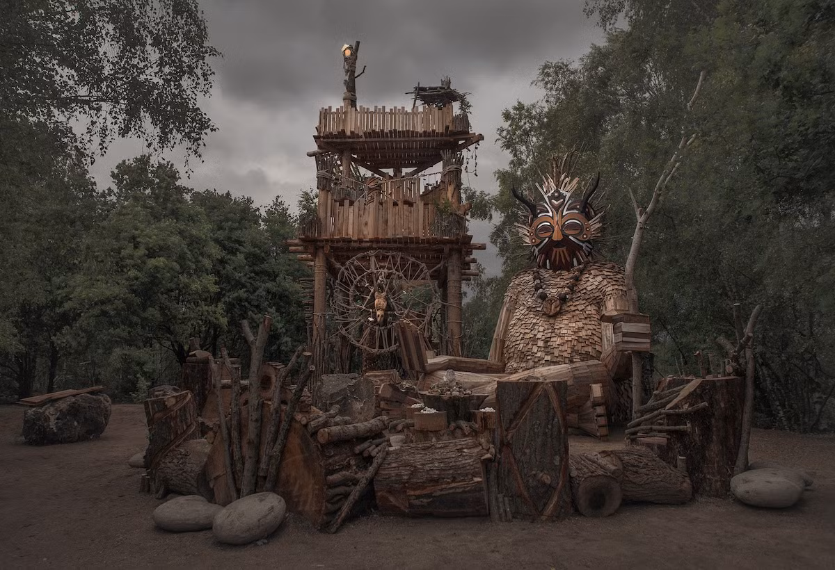 Để chuẩn bị cho lễ kỷ niệm 15 năm của lễ hội Tomorrowland năm 2019, ban tổ chức đã ủy quyền cho nghệ sĩ người Đan Mạch Thomas Dambo xây dựng 7 quỷ lùn trên khắp khu vực De Schoore ở Boom. Nghệ sĩ tái chế Dambo đã biến hóa các vật liệu bỏ đi thành tác phẩm nghệ thuật đầy cảm hứng.