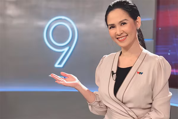 br/> Tại TP.HCM, BTV Thúy Hằng cho biết để đảm bảo giãn cách và hạn chế đi lại bên ngoài, chia kíp làm việc luân phiên 1 tuần. Đến ca trực của kíp nào thì kíp đó làm liên tục, kíp còn lại nghỉ ở nhà và hỗ trợ công việc từ xa. "Bạn hình dung, 1 ngày chúng tôi có từ 8-10 bản tin cả trực tiếp và ghi hình. Trước đây sẽ bố trí từ 4-5 BTV mỗi ngày mới đáp ứng được, nay số BTV phải giảm một nửa, nghĩa là công việc của một BTV trong kip làm sẽ tăng hơn gấp đôi bình thường vì phải gánh vác việc cho nhau" - BTV Thúy Hằng bày tỏ.