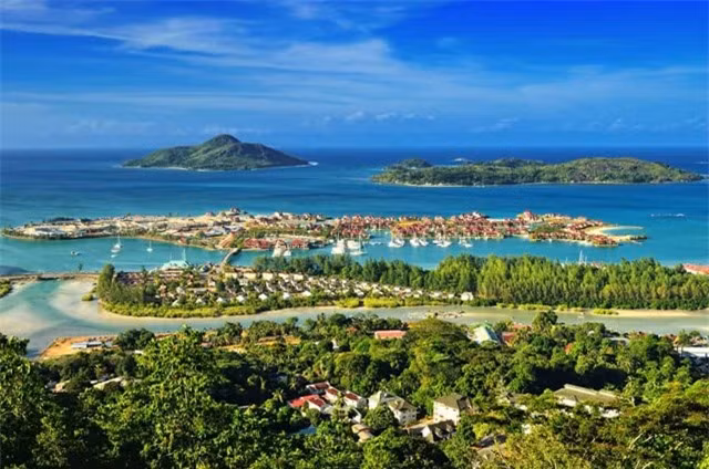  Seychelles là một phần của Châu Phi và có chỉ số phát triển con người cao. Nếu muốn khám phá Seychelles, bạn có thể sẽ đi qua thủ đô Victoria. 
