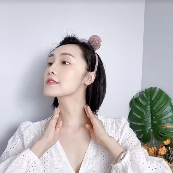 Thực hiện các động tác này nếp nhăn vùng cổ và cằm nọng sẽ bay biến - Hình 7 Thuc hien cac dong tac nay nep nhan vung co va cam nong se bay bien-Hinh-7