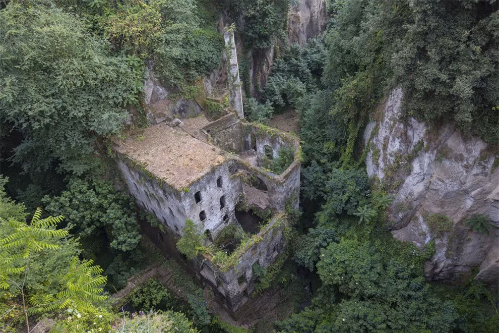 Một nhà máy bột mì từ thế kỷ 13 bị bỏ hoang ở Sorrento, Italia.