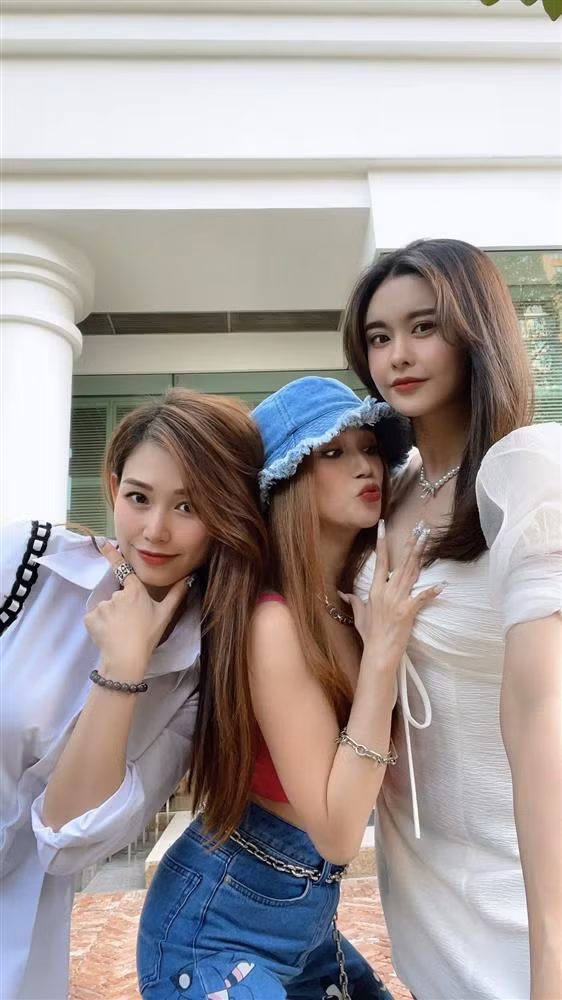 Sao Việt bị nhắc nhở vì bàn tay "hư" - Hình 12 Sao Viet bi nhac nho vi ban tay