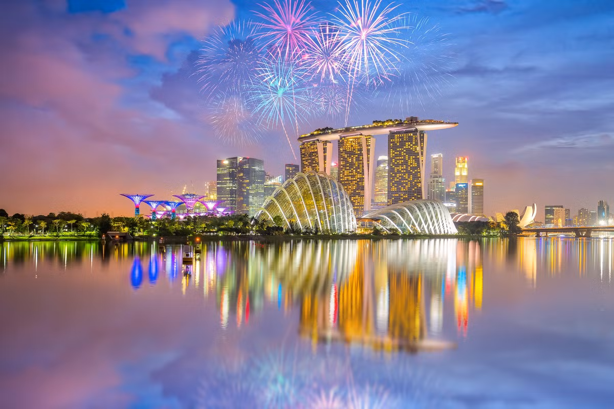  Singapore: Ở Singapore, trong suốt nửa tháng Âm lịch đầu tiên của năm, nơi đây thường diễn ra chuỗi các hoạt động chào đón mùa xuân hoành tráng, vui tươi và nhiều màu sắc, bao gồm lễ hội Hoa đăng, Singapore River Hongbao và Chingay. Ảnh: Knight Frank.