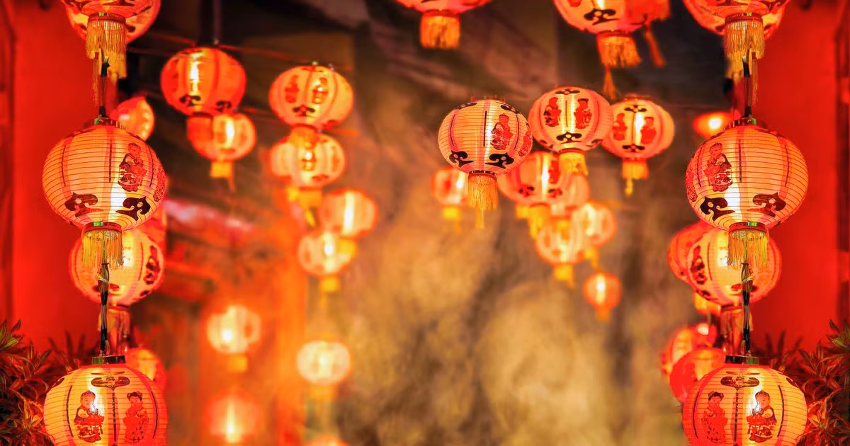  Trung Quốc: Tết Nguyên đán là ngày lễ quan trọng nhất đối với người Trung Hoa. Nếu người Việt Nam chỉ làm mâm cúng tổ tiên vào đêm giao thừa thì tại Trung Quốc, các thành viên trong gia đình sẽ đoàn tụ và cùng nhau ăn bữa cơm chào đón năm mới. Bữa cơm giao thừa được cho là rất quan trọng bởi điều đó thể hiện sự hạnh phúc của gia đình. Ảnh: Cambridge News.