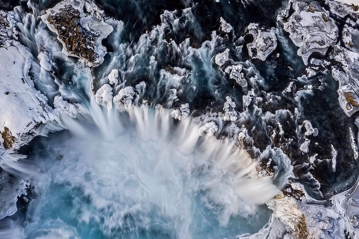 Khung cảnh ở Iceland chưa bao giờ thôi khiến người xem phải ngỡ ngàng. Bức ảnh này ghi lại cảnh mùa đông tại "xứ sở băng giá". Ảnh của Man Wai Wong, nhiếp ảnh gia đến từ Hong Kong (Trung Quốc).