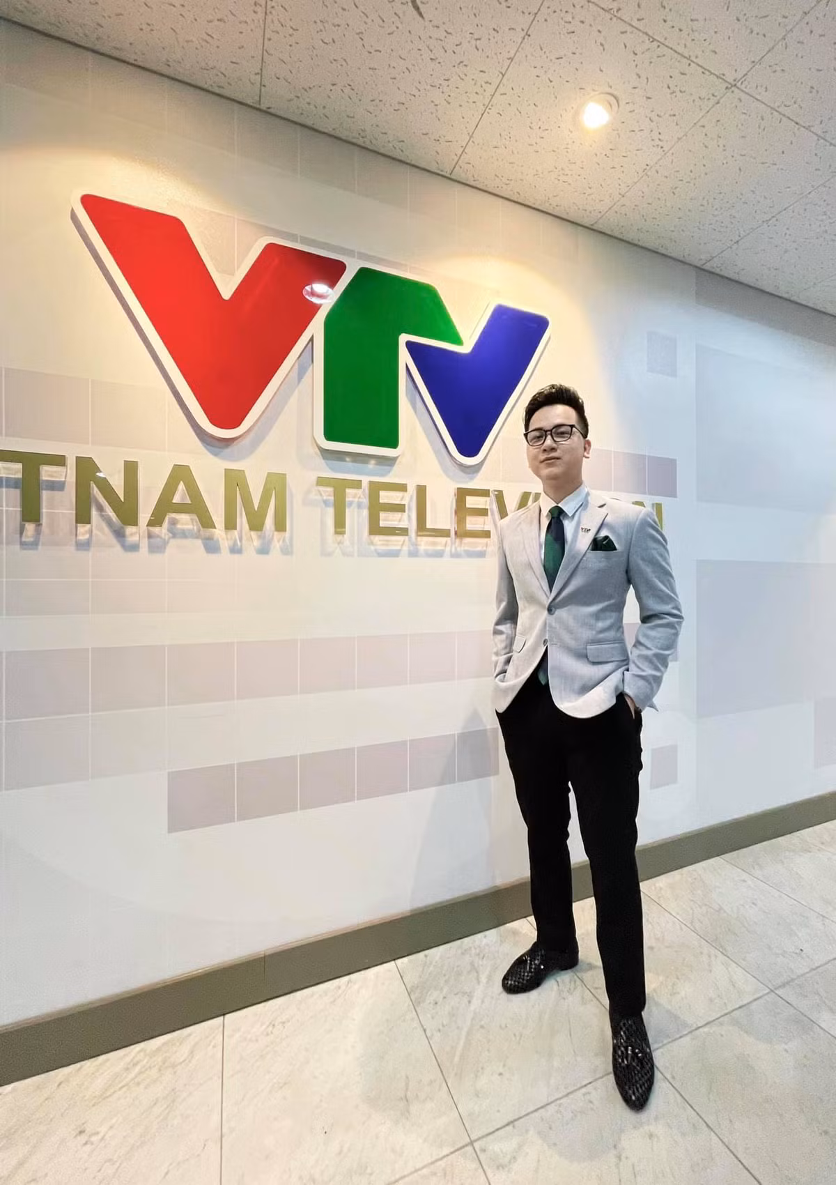“Thật ra trước đây tôi không thích nấu ăn, thậm chí là rất ghét vì tôi lười. Nhưng dạo gần đây tôi lại rất thích công việc này. Tôi hay xem những video dạy nấu ăn và thử làm theo. Rất may, cũng không đến nỗi tệ”, BTV Hữu Trí chia sẻ. Vì tình hình dịch bệnh phức tạp nên anh thường ở nhà nấu ăn nếu không phải đi làm. Anh cũng bật mí bản thân là một người "nghiện" đồ công nghệ, đó cũng là một động lực khiến anh nỗ lực kiếm tiền phục vụ cho đam mê của mình.