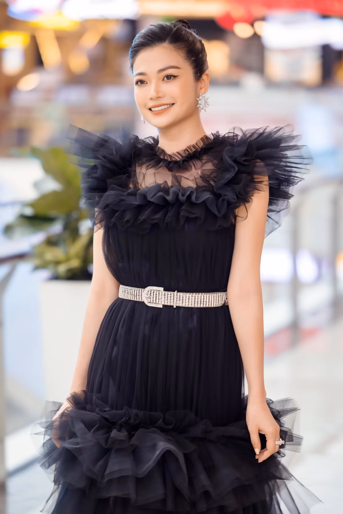 Kiều Anh trẻ trung khi dự ra mắt phim. Nữ diễn viên chọn lối trang điểm nhẹ nhàng nhưng rất quyến rũ.