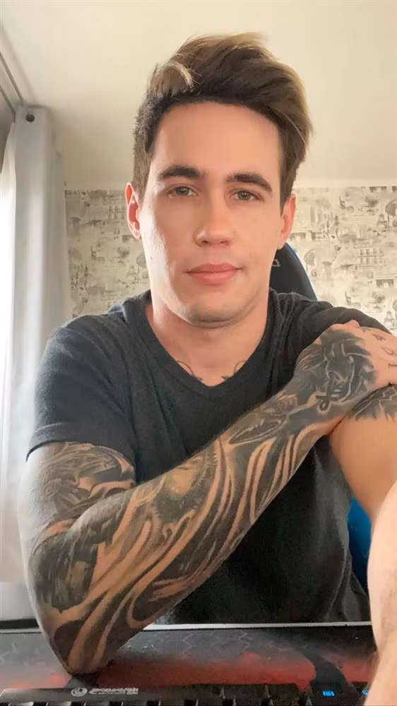 Youtuber livestream bo mac ban gai mang thai chet cong o ban cong-Hinh-6