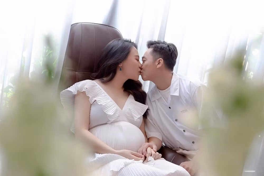 Đôi uyên ương lưu lại khoảnh khắc đẹp khi Đàm Thu Trang mang trong mình thiên thần nhỏ.