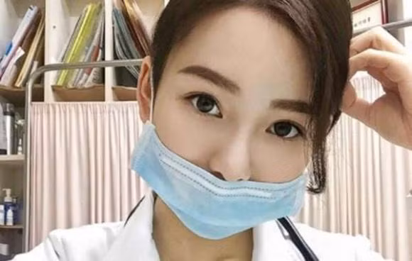 Nu bac si xinh dep noi tieng mang xa hoi vi giong Angelababy-Hinh-2