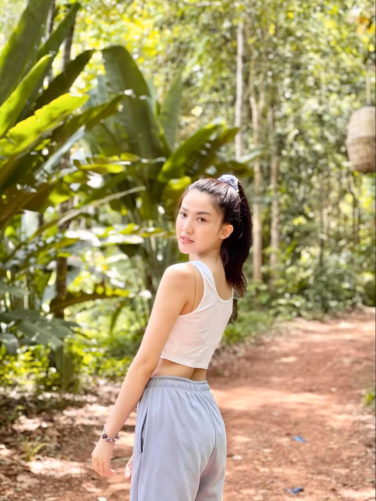 Dù trang phục và phong cách luôn thay đổi nhưng nữ diễn viên 25 tuổi luôn giữ mái tóc dài suôn thẳng đơn giản.
