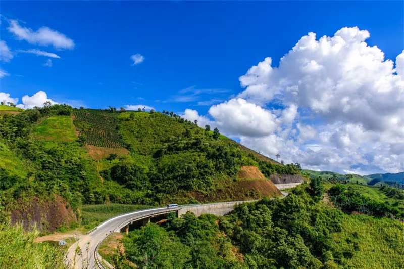Tên gọi đèo Pha Đin nguyên gốc xuất xứ từ tiếng Thái, Phạ Đin, trong đó Phạ nghĩa là “trời”, Đin là “đất”, hàm nghĩa nơi đây là chỗ tiếp giáp giữa trời và đất. Ảnh: Le Hong Ha.