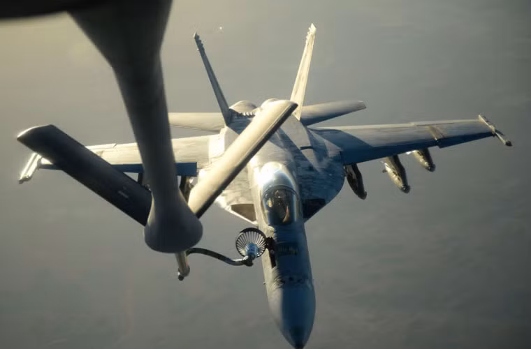 F/A-18E “bú sữa” chuẩn bị cho chiến dịch oanh tạc mục tiêu IS ở Syria.