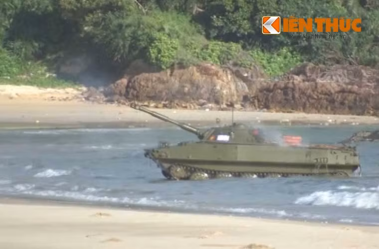 Xe tăng lội nước PT-76 lao nhanh vào bờ chi viện hỏa lực.