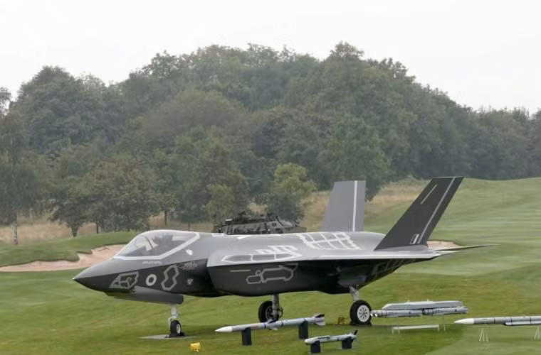Mô hình máy bay tiêm kích tàng hình F-35 JSF được trưng bày ngoài tòa nhà diễn ra Hội nghị Thượng đỉnh NATO ở xứ Wales.
