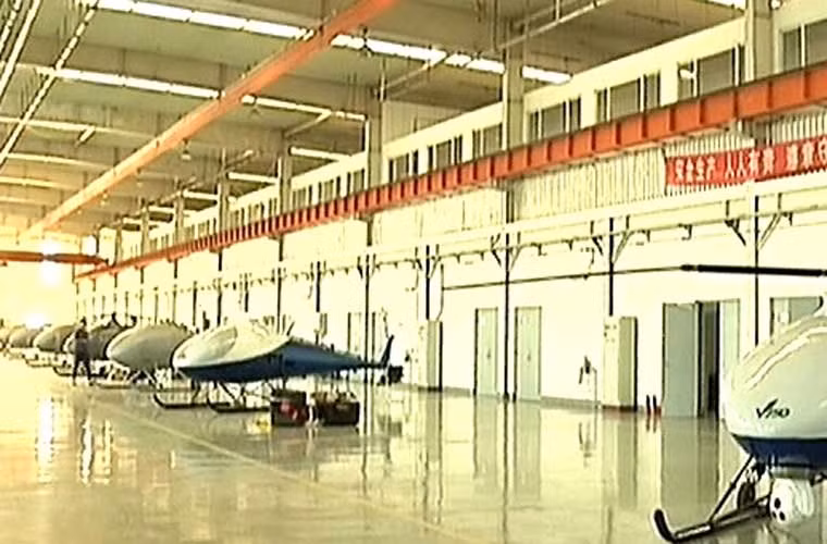 Một bức ảnh cắt ra từ chương trình của đài CCTV cho thấy Trung Quốc đang sản xuất hàng loạt UAV trực thăng trinh sát.