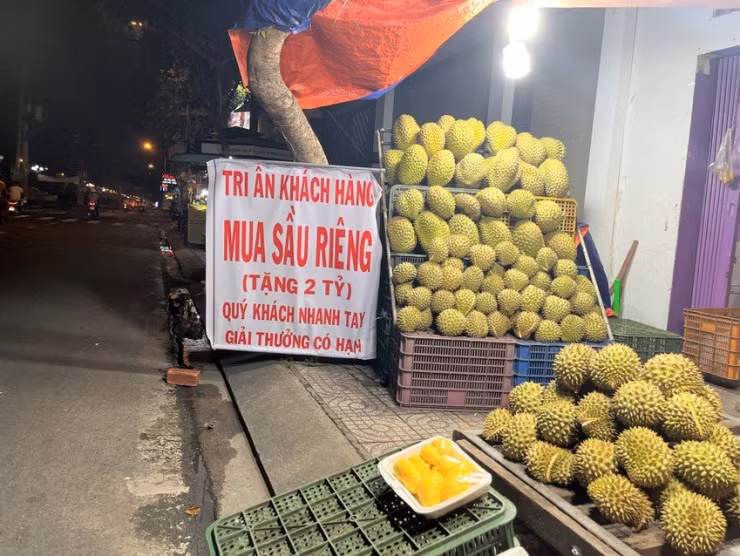 Giá sầu riêng nhảy múa từng ngày, cửa hàng khuyến mãi lạ Gia sau rieng nhay mua tung ngay, cua hang khuyen mai la