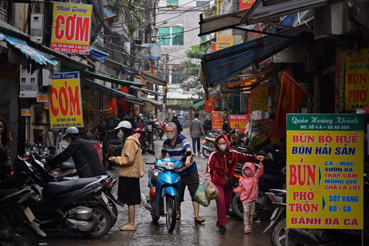 Hang quan Ha Noi vang khach khi so ca COVID-19 tang ky luc-Hinh-11