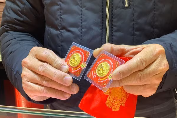 Gia vang hom nay 25/3: TT Biden cung NATO dan buoc, vang len 70 trieu/luong