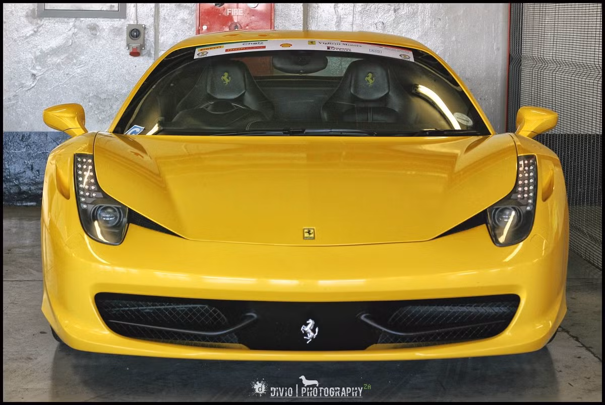 Một chiếc Ferrari vàng chóe.