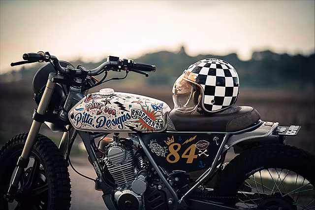 Phanh đĩa phía trước cũng được lấy từ một chiếc Yamaha XS400.