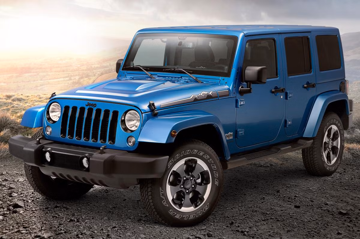 10. Wrangler Unlimited Polar 2014 (Giá: 32.695 USD): Mẫu xe này được trang bị động cơ V6 dung tích 3,6 lít, trong khi màu sắc bên ngoài xe có độ tương phản mạnh giúp nó nổi bật trên đường phố. Loại xe này thích hợp với những người thích lái xe đường trường.