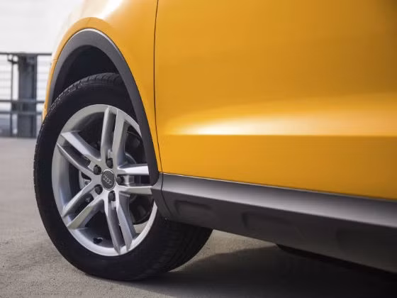 Với chiều dài chỉ hơn 4m, chiếc Audi Q3 2015 rất dễ điều khiển và hầu như không gặp phải vấn đề gì trên đường đô thị. Mặc dù vậy, tay lái nặng của mẫu xe này có thể gây ra bất tiện nhỏ khi lái trên đường đông phương tiện, nhưng bạn có thể quen với điều này.