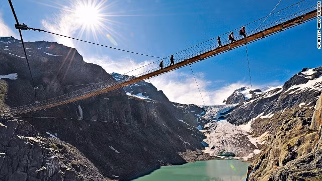 Khi băng tan hết, cây cầu Trift Bridge, dài 170 m, là lối đi duy nhất để tới khu nghỉ dưỡng trên đỉnh núi Tift Glacier ở Gadmen, Thụy Sĩ.